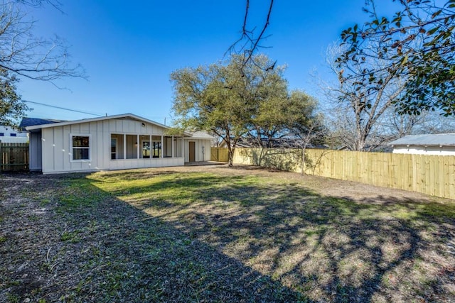 view of yard featuring a fenced backyard