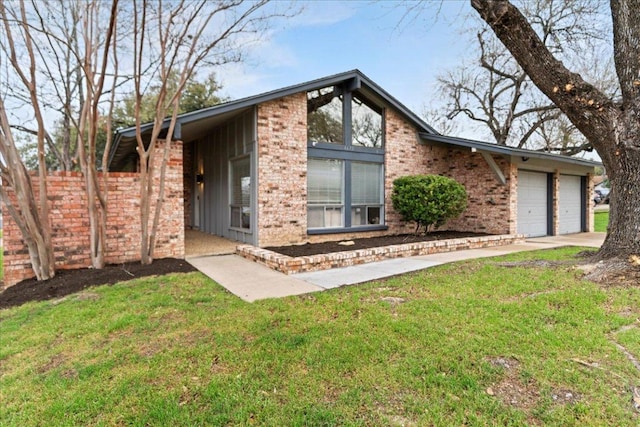 mid-century home with brick siding, a garage, a front yard, and fence