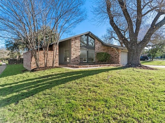 mid-century modern home with a garage, brick siding, and a front lawn