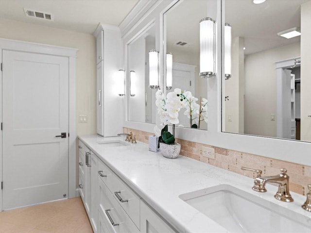 full bath featuring a sink, visible vents, and tasteful backsplash