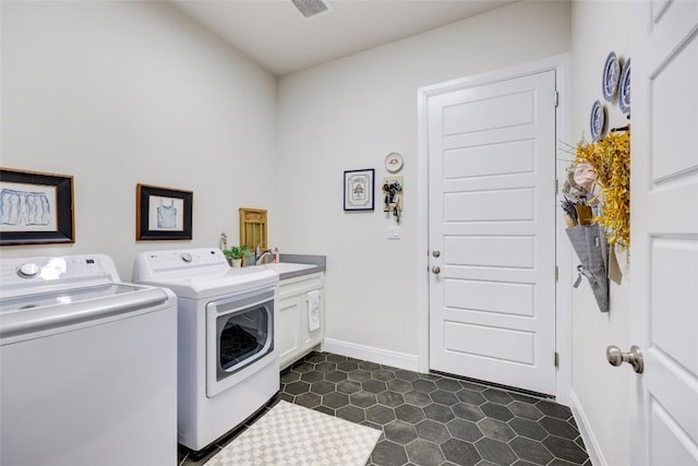 laundry room with visible vents, a sink, cabinet space, separate washer and dryer, and baseboards