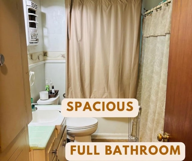 full bath with toilet, vanity, a bathtub, and a shower with shower curtain