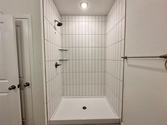 bathroom featuring a tile shower