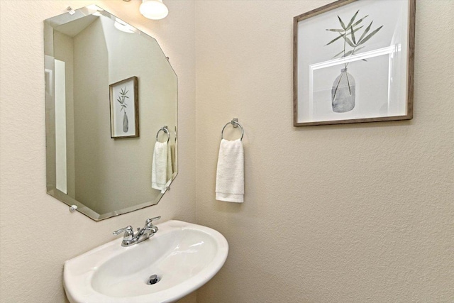 bathroom featuring a sink