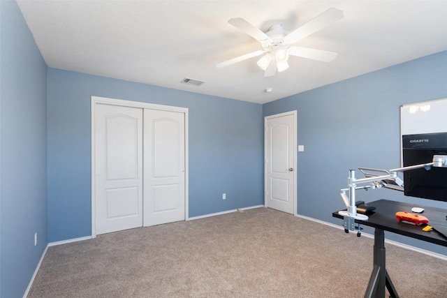 workout room with baseboards, visible vents, ceiling fan, and carpet flooring