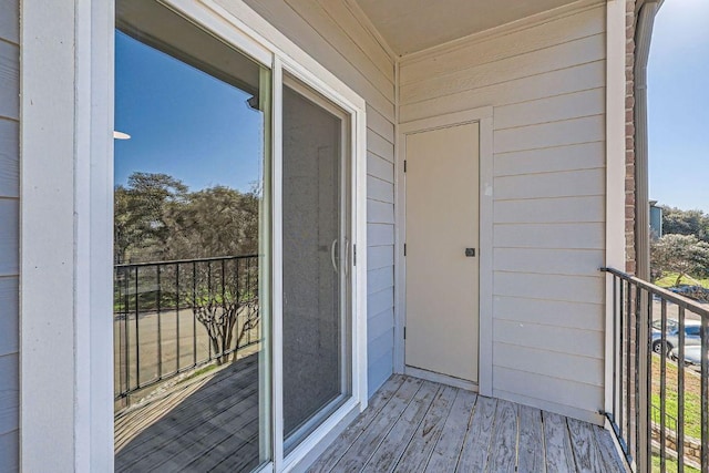 property entrance featuring a balcony