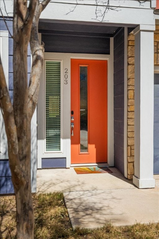 view of exterior entry with stucco siding