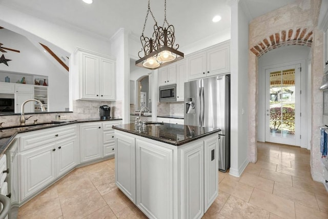 kitchen with a sink, tasteful backsplash, and stainless steel appliances