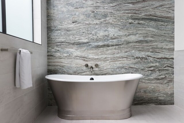 1704 Newton St, Austin, TX 78704 - full bath with a soaking tub