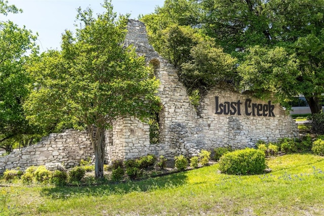 community / neighborhood sign featuring a yard