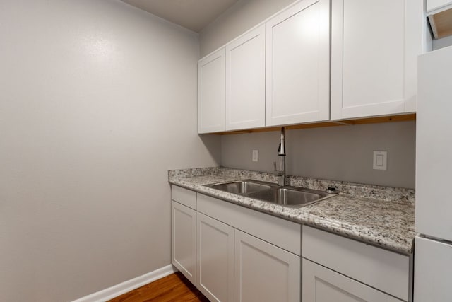 889 Lake St Unit 889A & B 890A & B, Somerville, TX 77879 - kitchen with a sink, baseboards, white cabinetry, freestanding refrigerator, and dark wood-style flooring