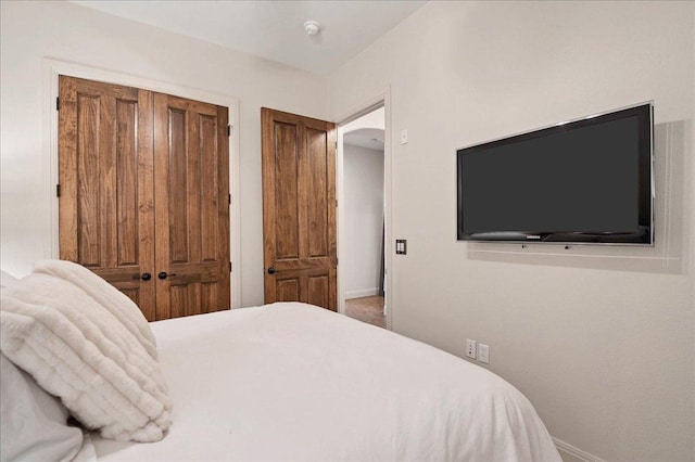 bedroom with baseboards and a closet