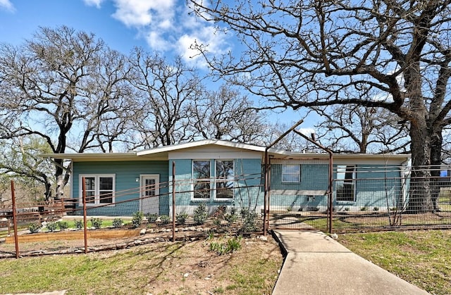 view of front of home featuring a fenced front yard