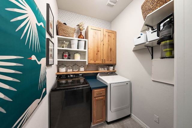 laundry area featuring visible vents, cabinet space, washer and clothes dryer, and baseboards