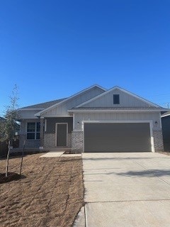 view of front of property featuring driveway and a garage