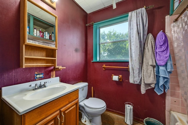 full bath with toilet, a shower with shower curtain, and vanity