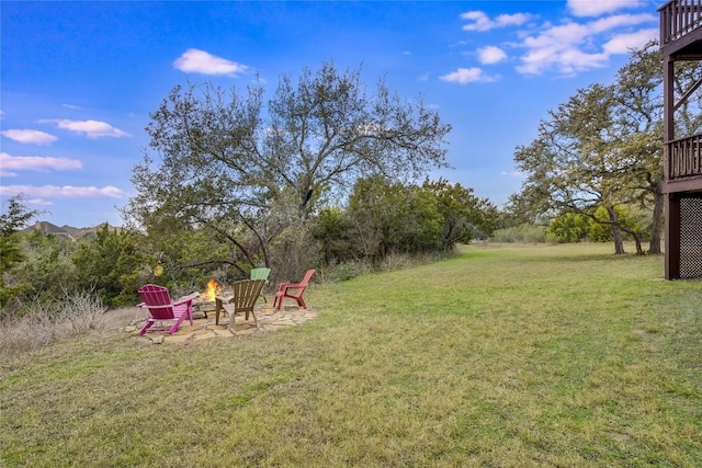 view of yard featuring an outdoor fire pit