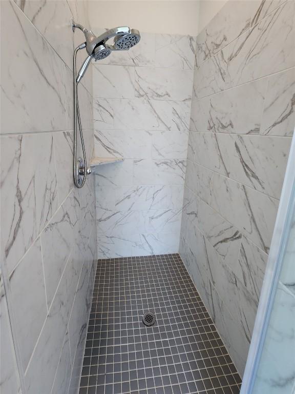 522 Jefferson Dr, Kyle, TX 78640 - bathroom with tiled shower