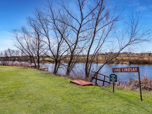 view of yard featuring a water view