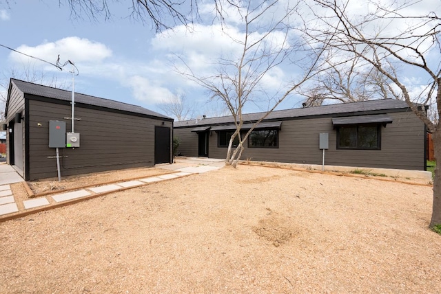 view of front facade with dirt driveway