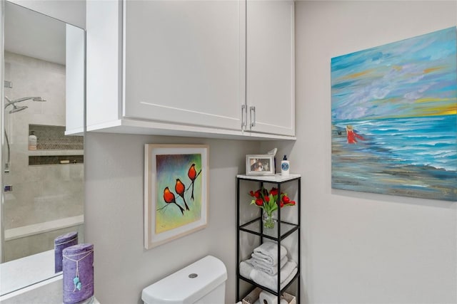 bathroom with toilet and tiled shower