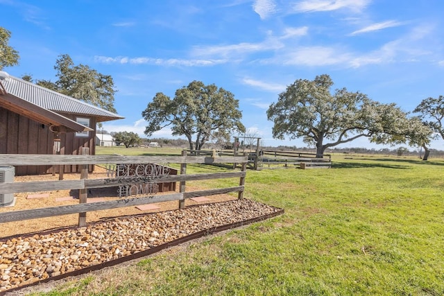 view of yard featuring a rural view