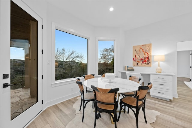 dining space featuring light wood-style floors, recessed lighting, and baseboards