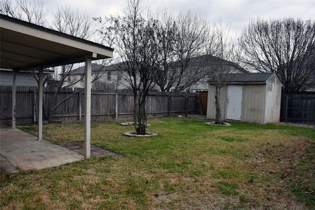 view of yard with a storage shed, an outdoor structure, and a fenced backyard