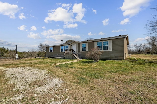 manufactured / mobile home featuring a front yard