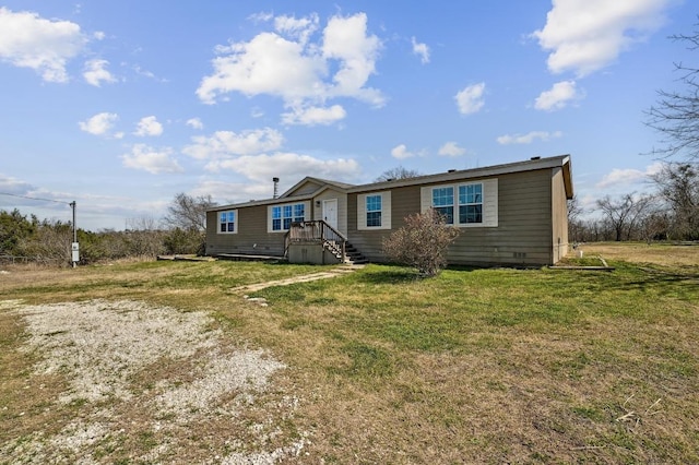 manufactured / mobile home with a front yard