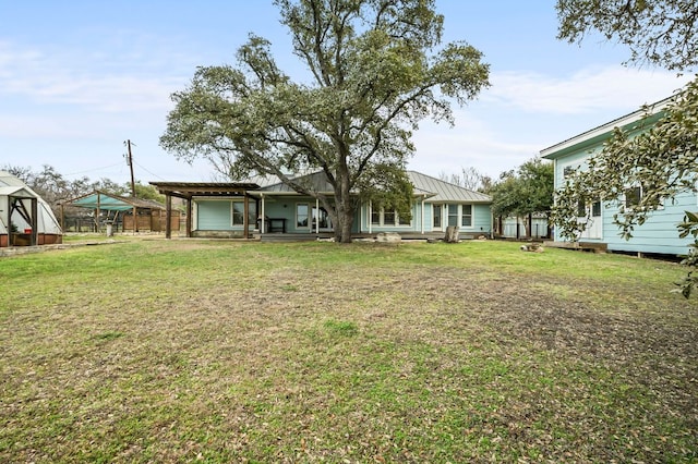 view of yard with an outdoor structure