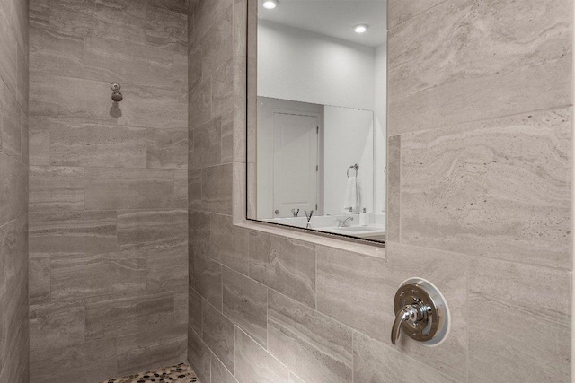 bathroom featuring a tile shower