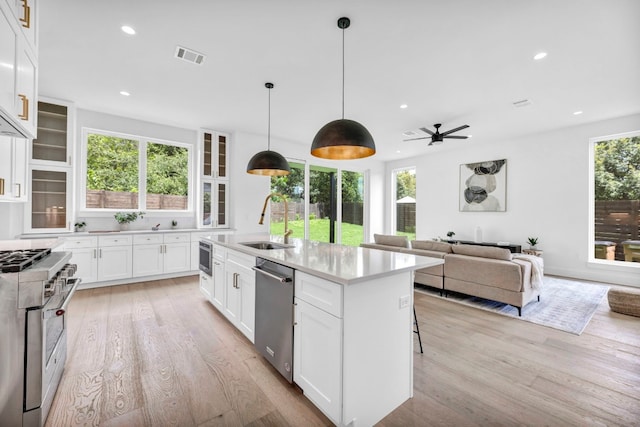 kitchen with visible vents, light wood-style flooring, appliances with stainless steel finishes, a sink, and recessed lighting