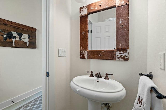 625 Robin Dale Ct, Lakeway, TX 78734 - bathroom with baseboards and a sink
