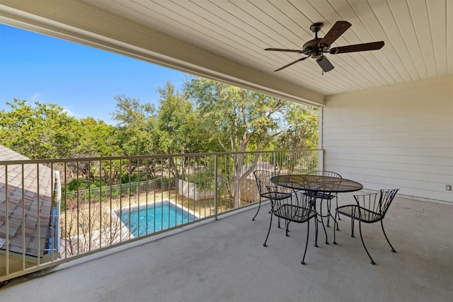 balcony with outdoor dining area and a ceiling fan