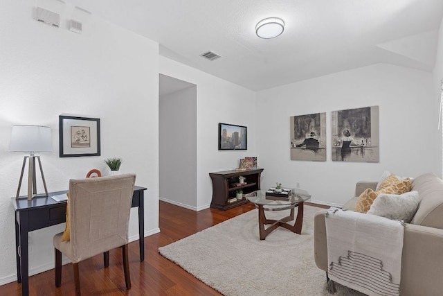 living area with visible vents, dark wood-type flooring, and baseboards