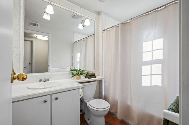 full bath featuring toilet, a shower with curtain, visible vents, and vanity