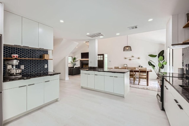 kitchen with tasteful backsplash, modern cabinets, visible vents, and stainless steel electric stove