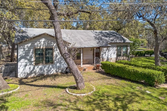 single story home with a front lawn