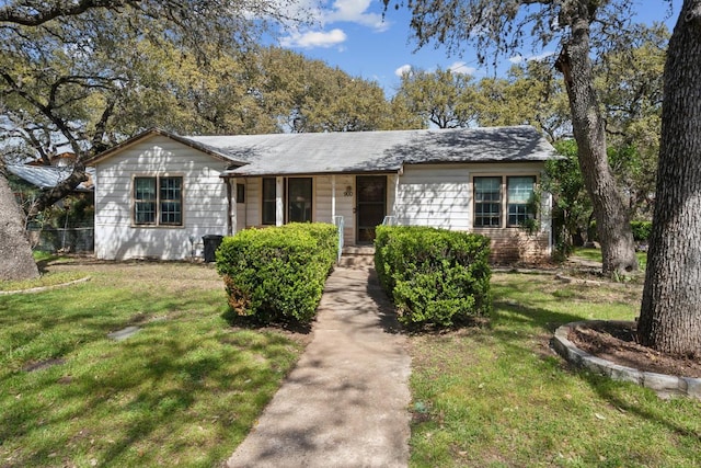 single story home with a front lawn