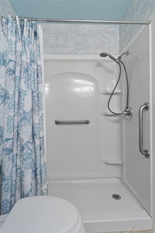 full bath with toilet and a shower with curtain