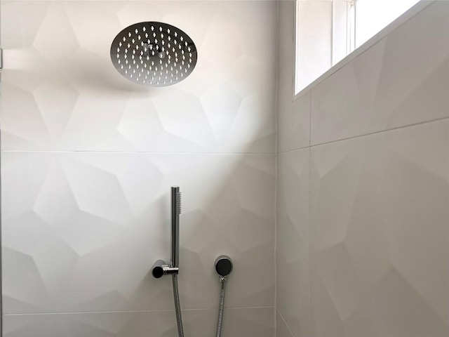 room details featuring a tile shower