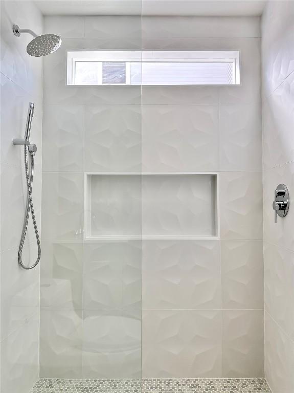 full bath with tiled shower