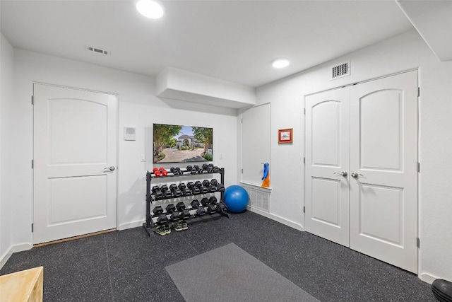 exercise room with baseboards, visible vents, and recessed lighting