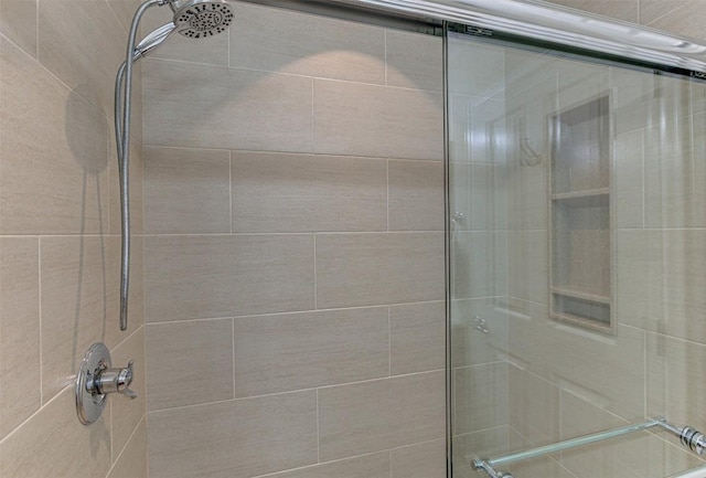 full bathroom featuring tiled shower