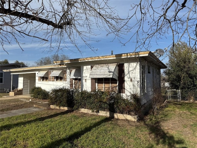 view of front of property with a gate, fence, and a front lawn