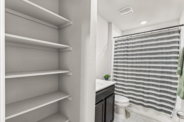 bathroom featuring toilet, a shower with curtain, visible vents, and vanity