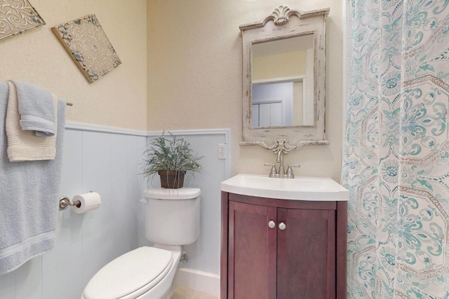 1905 Brushy Bend Dr, Round Rock, TX 78681 - full bath featuring vanity, toilet, a wainscoted wall, and a shower with curtain