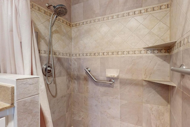 bathroom featuring tiled shower