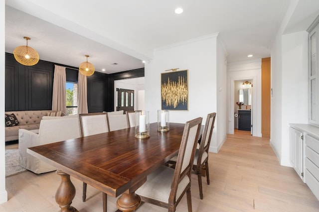 dining area with recessed lighting, baseboards, light wood-style floors, and crown molding